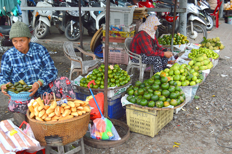 Vietnamese Market: Best Famous Places for Food Shop