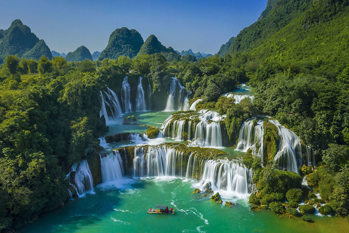 Tourist Travel Guide to Ban Gioc Waterfall in Cao Bang Vietnam