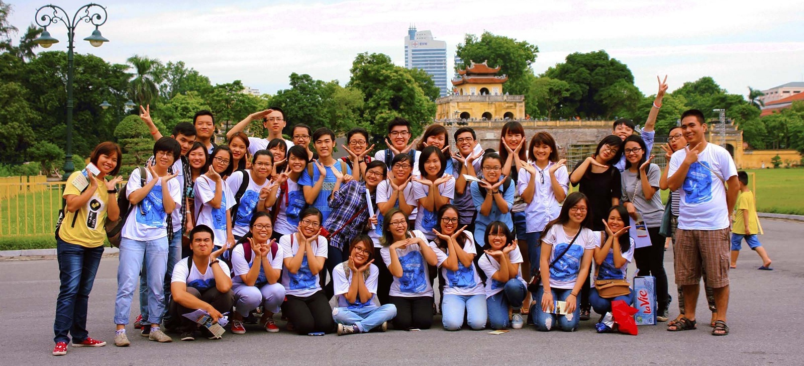 student walking tour hanoi