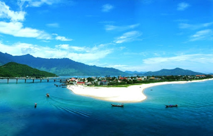 Lang Co Bay