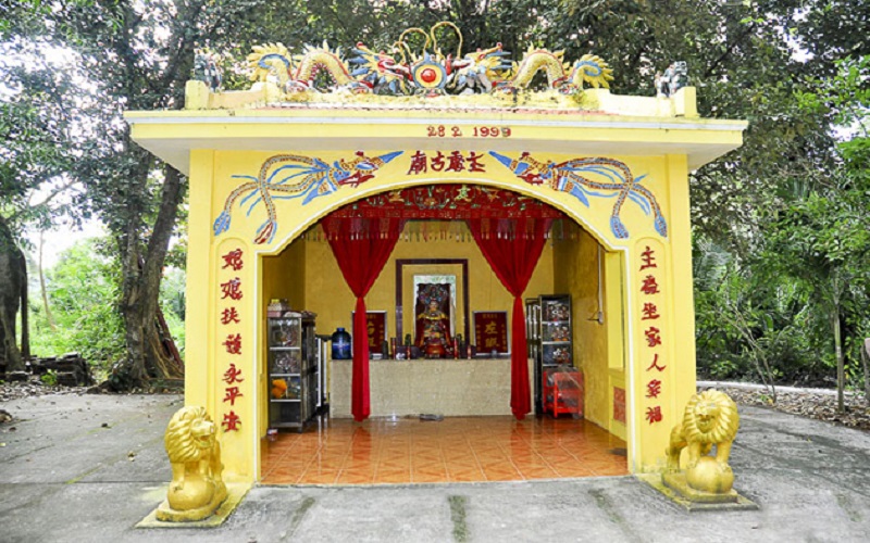 vietnamese-shrine
