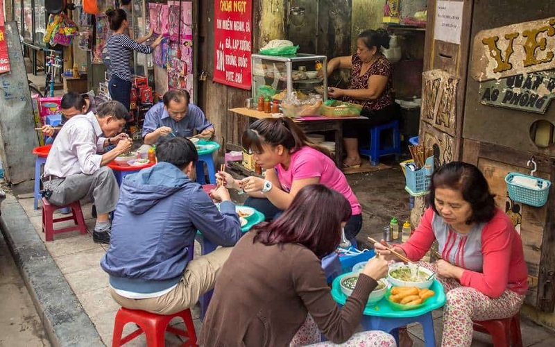 tan dinh market street food