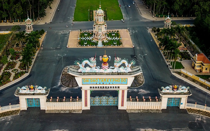 vietnamese-cao-dai-temple